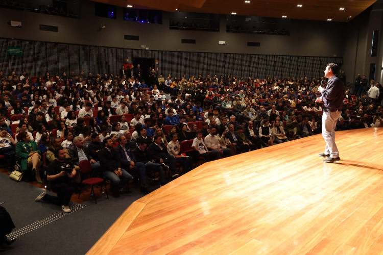 Governador celebra Ganhando o Mundo em encontro com veteranos e novos intercambistas