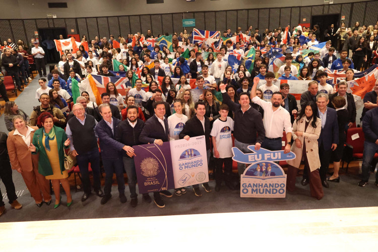 Governador celebra Ganhando o Mundo em encontro com veteranos e novos intercambistas