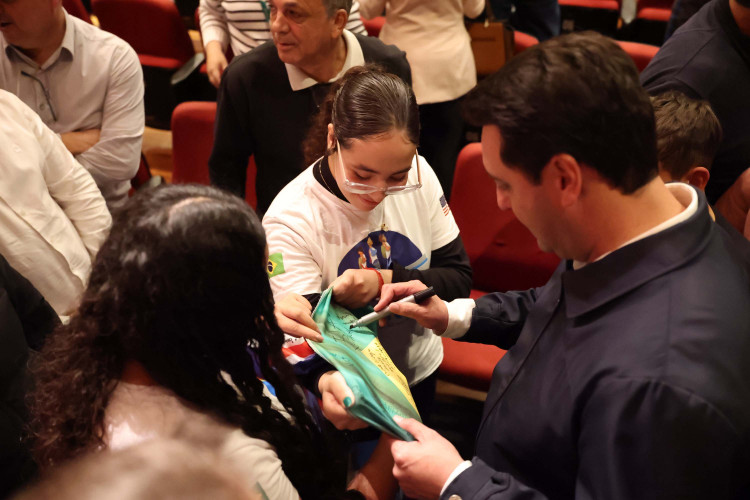 Governador celebra Ganhando o Mundo em encontro com veteranos e novos intercambistas