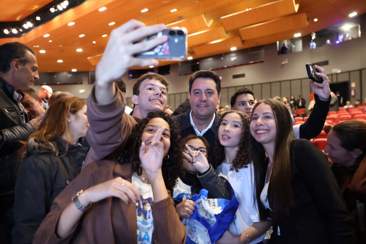 Governador celebra Ganhando o Mundo em encontro com veteranos e novos intercambistas