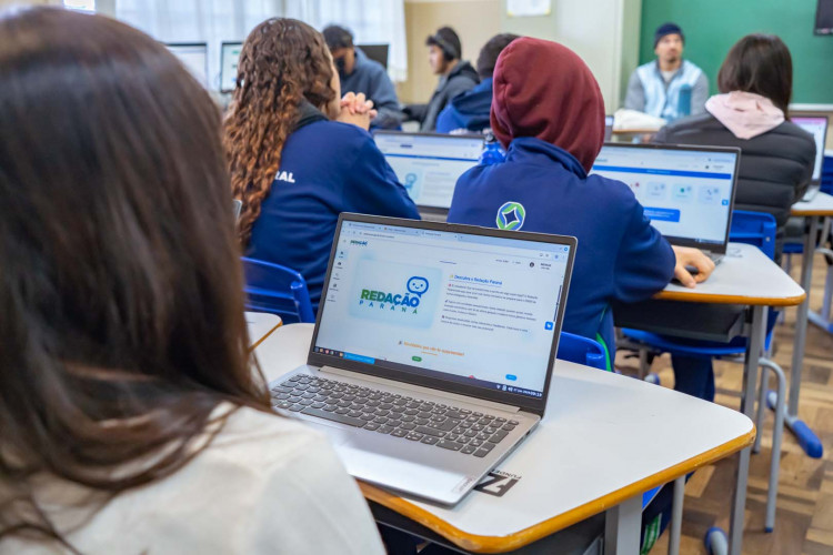 Tutor IA auxilia estudantes da rede estadual na elaboração de redações