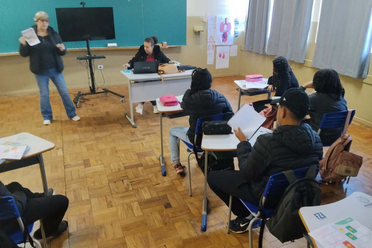 Escolas estaduais aproveitam febre dos álbuns de figurinhas da Copa para impulsionar frequência