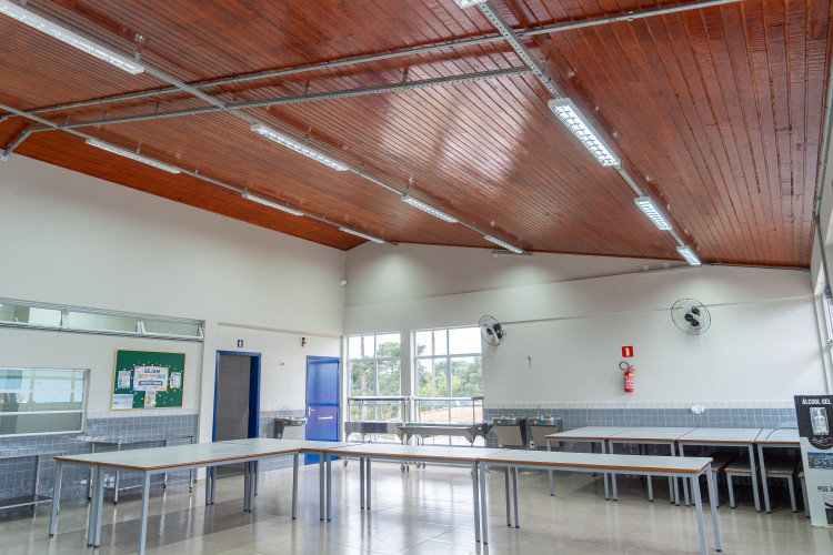 Investimento de R$ 3,5 milhões: colégio de Quitandinha ganha refeitório, laboratório e quadra coberta