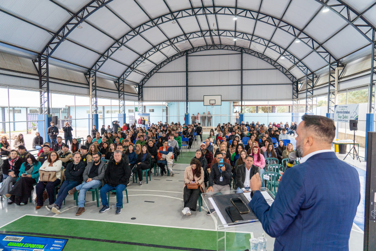 Investimento de R$ 3,5 milhões: colégio de Quitandinha ganha refeitório, laboratório e quadra coberta
