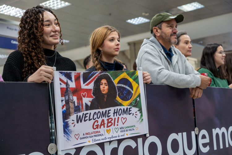 Ganhando o Mundo: abraços e alegria marcam a volta de 25 alunos do Reino Unido