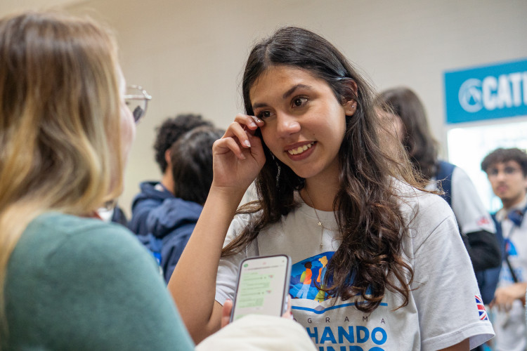 Ganhando o Mundo: abraços e alegria marcam a volta de 25 alunos do Reino Unido