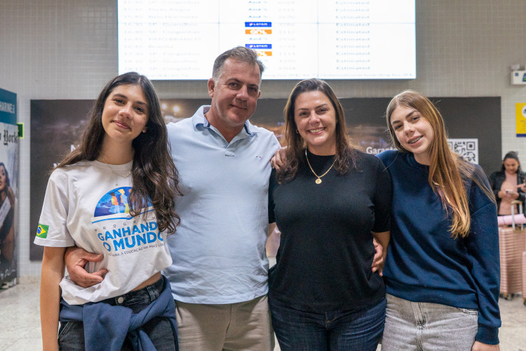 Ganhando o Mundo: abraços e alegria marcam a volta de 25 alunos do Reino Unido