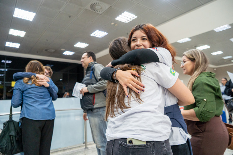 Ganhando o Mundo: abraços e alegria marcam a volta de 25 alunos do Reino Unido