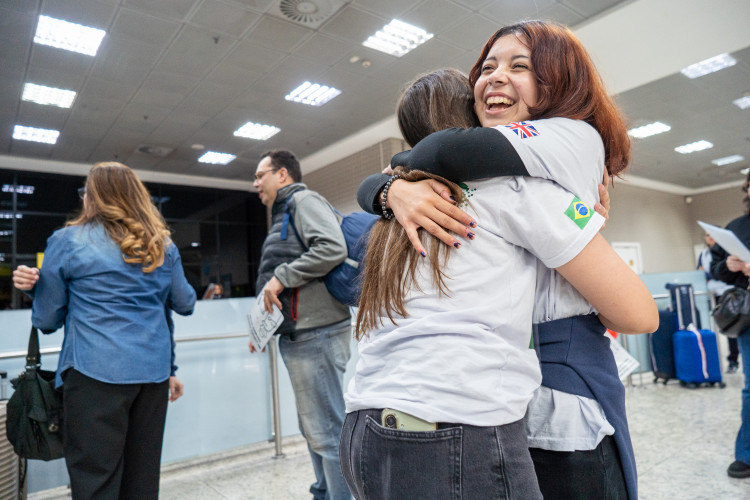 Ganhando o Mundo: abraços e alegria marcam a volta de 25 alunos do Reino Unido