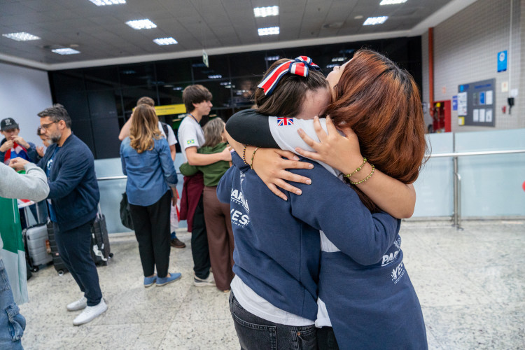 Ganhando o Mundo: abraços e alegria marcam a volta de 25 alunos do Reino Unido