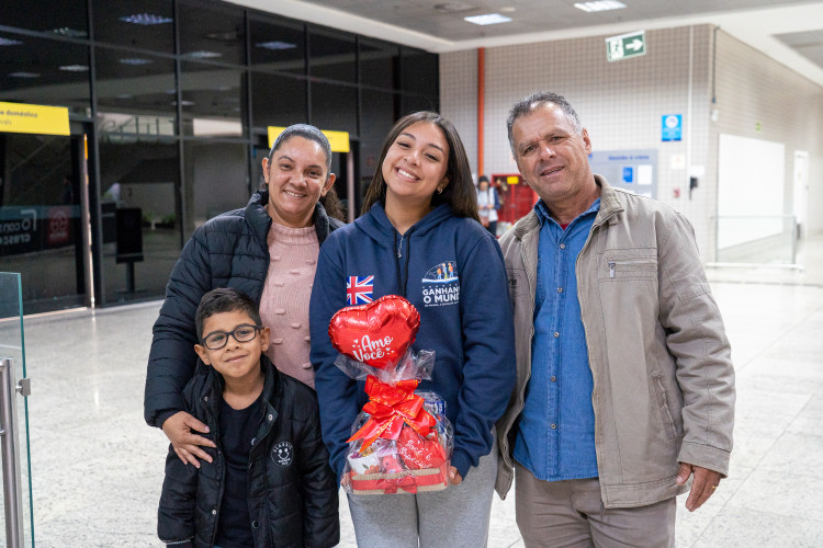 Ganhando o Mundo: abraços e alegria marcam a volta de 25 alunos do Reino Unido