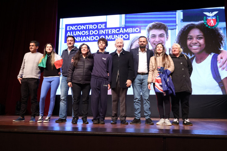Veteranos e novos intercambistas do Ganhando o Mundo trocam experiências em Curitiba