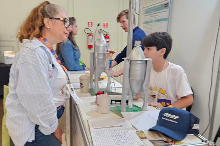Alunos de Apucarana criam protótipo de silo para melhorar segurança em aviários