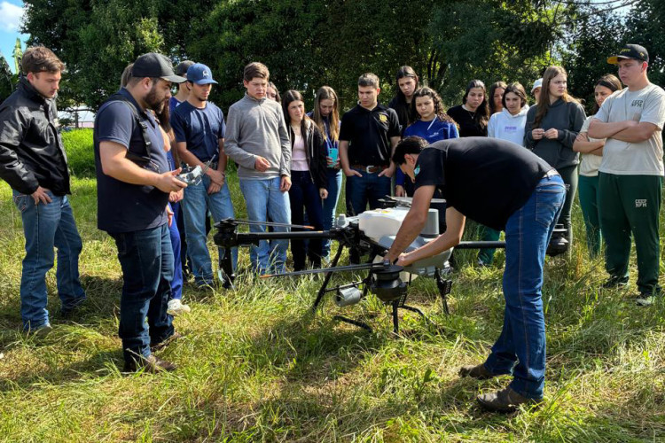 Colégios agrícolas estaduais recebem drones para aulas de agricultura de precisão