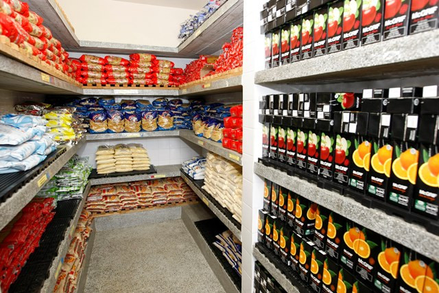 São mais de 1,5 mil toneladas de produtos que serão entregues nos próximos 30 dias para garantir a qualidade das refeições diárias servidas para um milhão de estudantes. São 20 itens, entre eles açúcar, arroz, farinha de trigo, feijão, fubá, macarrão. Foto: Hedeson Alves