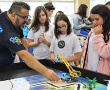 Aulas de robótica no Colégio Estadual do Paraná