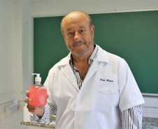 Álcool em gel na escola