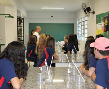 Álcool em gel na escola