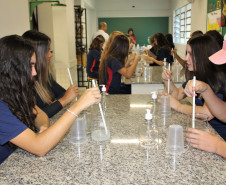 Álcool em gel na escola