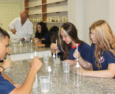 Álcool em gel na escola