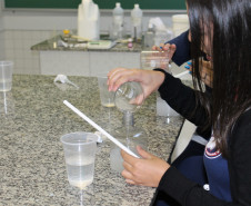 Álcool em gel na escola