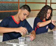 Álcool em gel na escola