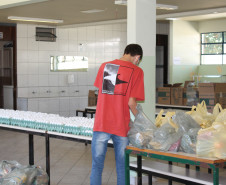 Entrega de kit de merenda no C.E Emilio de Menezes