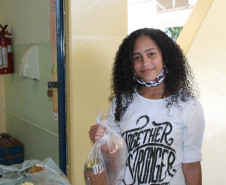 Entrega de kit de merenda no C.E Emilio de Menezes