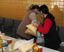 Famílias que foram buscar o kit merenda na Escola Professora Marli Queiroz também ganharam máscaras produzidas pela diretora e sua equipe