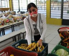 Famílias que foram buscar o kit merenda na Escola Professora Marli Queiroz também ganharam máscaras produzidas pela diretora e sua equipe