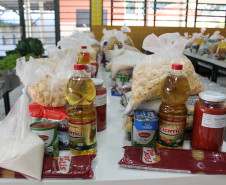 Famílias que foram buscar o kit merenda na Escola Professora Marli Queiroz também ganharam máscaras produzidas pela diretora e sua equipe