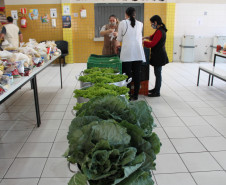 Famílias que foram buscar o kit merenda na Escola Professora Marli Queiroz também ganharam máscaras produzidas pela diretora e sua equipe