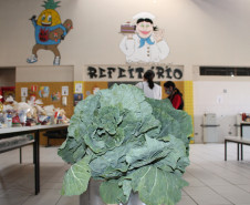 Famílias que foram buscar o kit merenda na Escola Professora Marli Queiroz também ganharam máscaras produzidas pela diretora e sua equipe