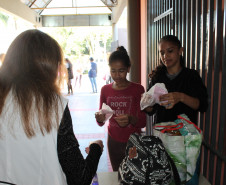 Famílias que foram buscar o kit merenda na Escola Professora Marli Queiroz também ganharam máscaras produzidas pela diretora e sua equipe