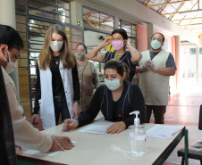 Famílias que foram buscar o kit merenda na Escola Professora Marli Queiroz também ganharam máscaras produzidas pela diretora e sua equipe