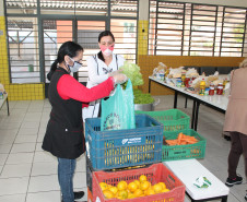 Famílias que foram buscar o kit merenda na Escola Professora Marli Queiroz também ganharam máscaras produzidas pela diretora e sua equipe