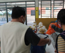 Famílias que foram buscar o kit merenda na Escola Professora Marli Queiroz também ganharam máscaras produzidas pela diretora e sua equipe