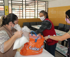 Famílias que foram buscar o kit merenda na Escola Professora Marli Queiroz também ganharam máscaras produzidas pela diretora e sua equipe