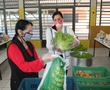 Famílias que foram buscar o kit merenda na Escola Professora Marli Queiroz também ganharam máscaras produzidas pela diretora e sua equipe