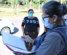 Famílias que foram buscar o kit merenda na Escola Professora Marli Queiroz também ganharam máscaras produzidas pela diretora e sua equipe