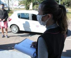 Famílias que foram buscar o kit merenda na Escola Professora Marli Queiroz também ganharam máscaras produzidas pela diretora e sua equipe