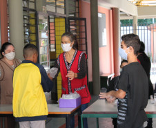 Famílias que foram buscar o kit merenda na Escola Professora Marli Queiroz também ganharam máscaras produzidas pela diretora e sua equipe