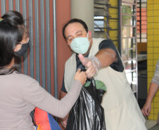 Famílias que foram buscar o kit merenda na Escola Professora Marli Queiroz também ganharam máscaras produzidas pela diretora e sua equipe