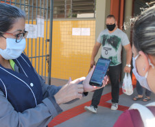 Famílias que foram buscar o kit merenda na Escola Professora Marli Queiroz também ganharam máscaras produzidas pela diretora e sua equipe