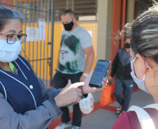 Famílias que foram buscar o kit merenda na Escola Professora Marli Queiroz também ganharam máscaras produzidas pela diretora e sua equipe