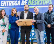 Governo formaliza entrega 15 mil desktops