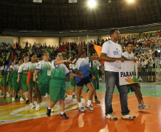 Para-atletas paranaenses na abertura da 20ª edição nacional das Olimpíadas Especiais das Apaes em Maringá.