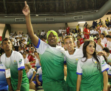 Para-atletas paranaenses na abertura da 20ª edição nacional das Olimpíadas Especiais das Apaes em Maringá.