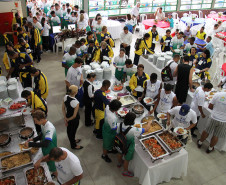 Para-atletas e participantes se alimentam antes da cerimônia de abertura.