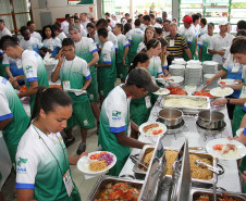 Para-atletas e participantes se alimentam antes da cerimônia de abertura.